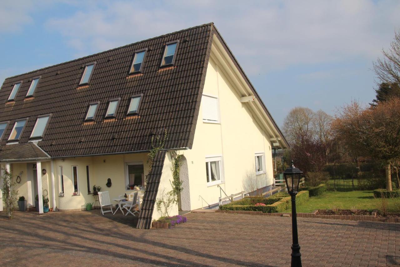 Ferienwohnung Nett 布兰肯海姆 外观 照片